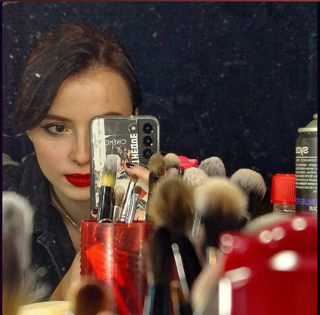 Tina Hannic, maquilleuse SFX, dans son atelier avec ses pinceaux et un reflet de la Cinémathèque